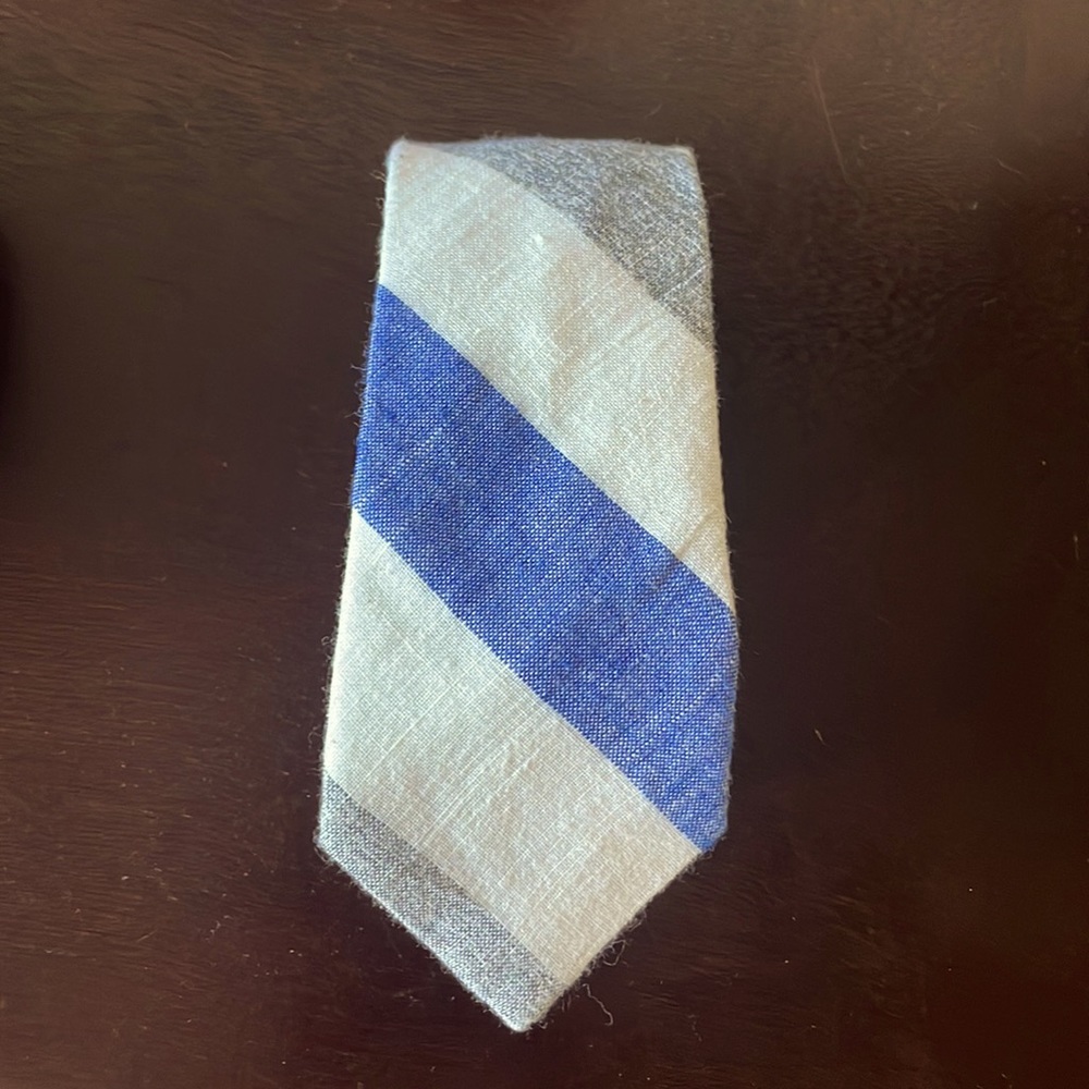 Skinny tie with pocket square